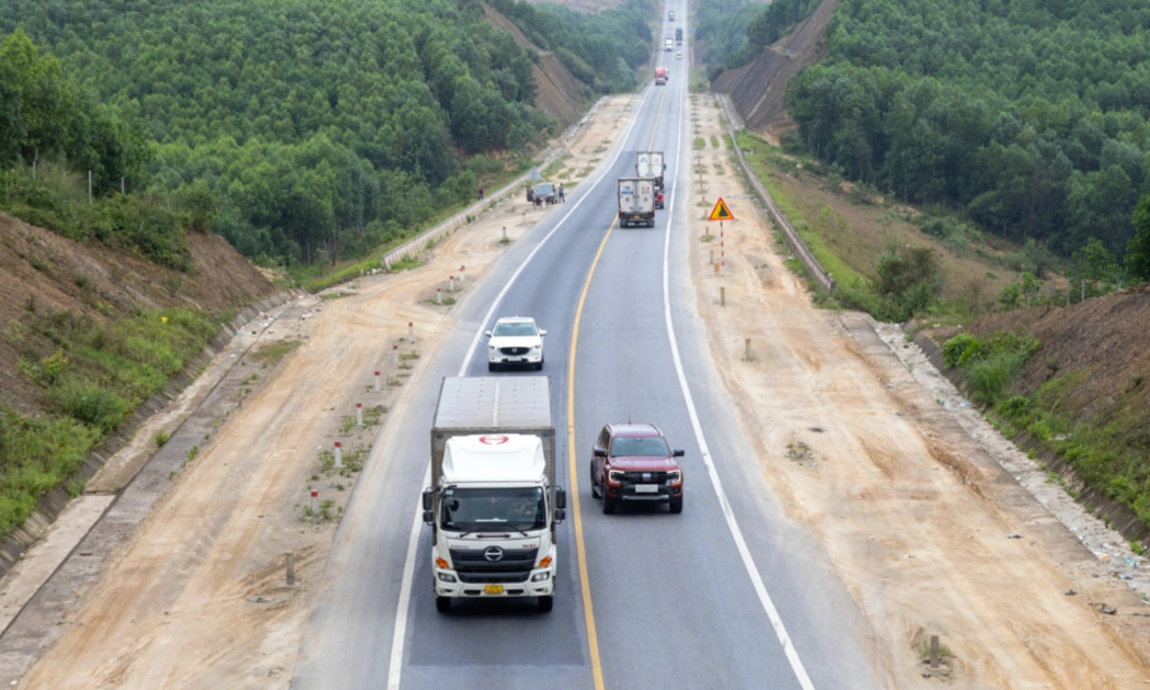 Cao tốc Cam Lộ - La Sơn sẽ được mở rộng lên 4 làn hoàn chỉnh. Ảnh: Hoàng Táo