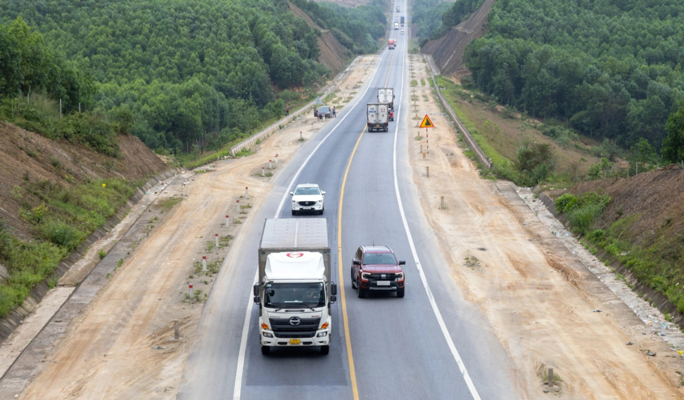 Cao tốc Cam Lộ - La Sơn sẽ được mở rộng lên 4 làn hoàn chỉnh. Ảnh: Hoàng Táo