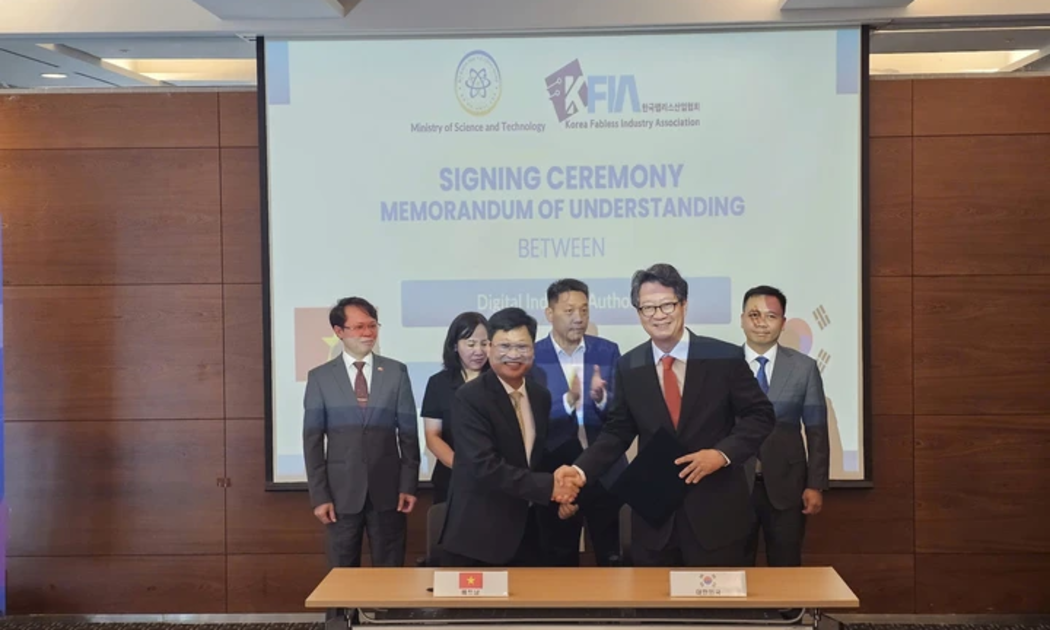 Ông Nguyễn Khắc Lịch, Cục trưởng Cục Công nghiệp Công nghệ thông tin, và ông Wang Sung Ho, Phó chủ tịch Hiệp hội Công nghiệp thiết kế chip Hàn Quốc ký kết Bản ghi nhớ hợp tác.