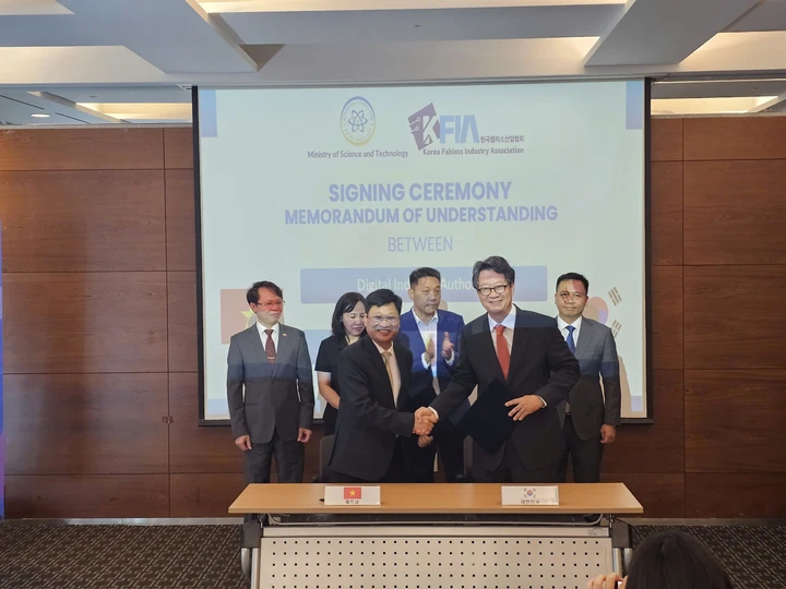 Ông Nguyễn Khắc Lịch, Cục trưởng Cục Công nghiệp Công nghệ thông tin, và ông Wang Sung Ho, Phó chủ tịch Hiệp hội Công nghiệp thiết kế chip Hàn Quốc ký kết Bản ghi nhớ hợp tác.