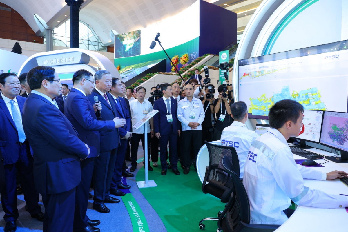 Tổng Bí thư Tô Lâm, Thủ tướng Phạm Minh Chính và các đồng chí lãnh đạo Đảng, Nhà nước tham quan triển lãm thành tựu khoa học công nghệ của Tập đoàn Công nghiệp-Năng lượng quốc gia Việt Nam.