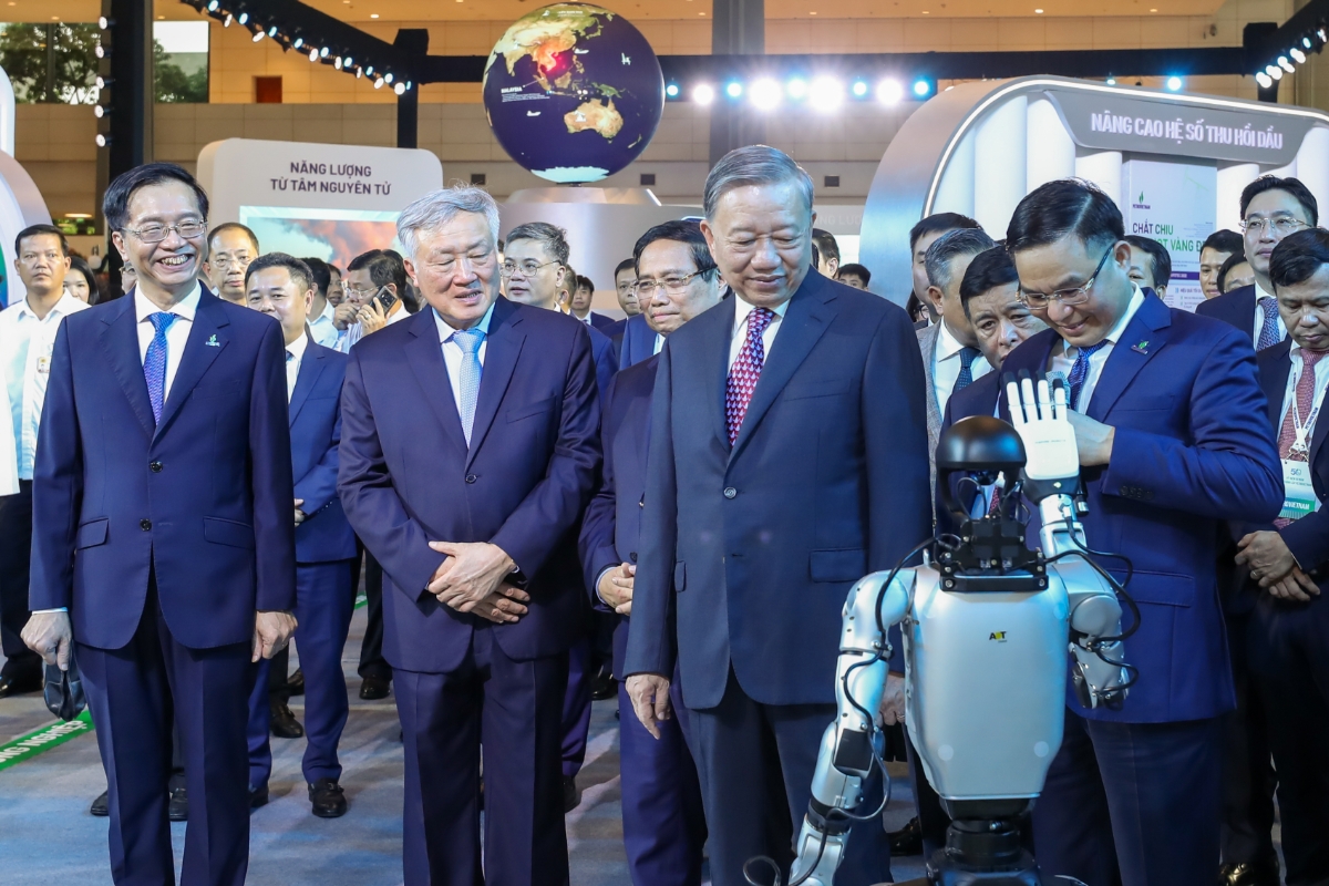Tổng Bí thư Tô Lâm, Thủ tướng Phạm Minh Chính và các đồng chí lãnh đạo Đảng, Nhà nước tham quan triển lãm thành tựu khoa học công nghệ của Tập đoàn Công nghiệp-Năng lượng quốc gia Việt Nam.