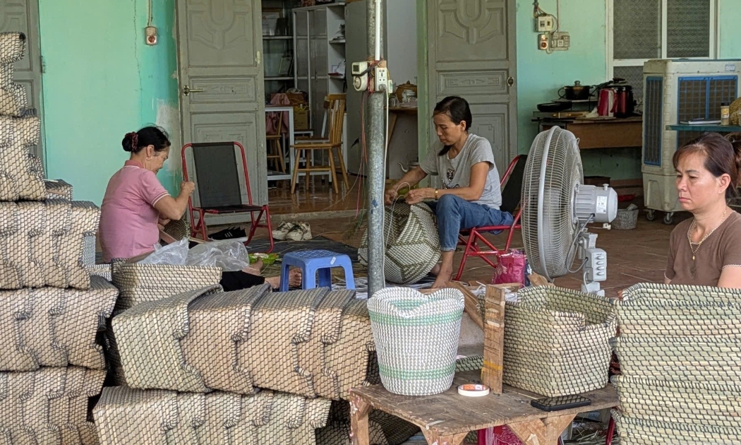 Các thành viên của hợp tác xã thủ công mỹ nghệ Tân Thọ đang hoàn thiện sản phẩm