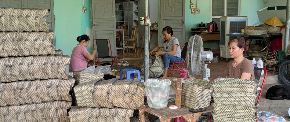 Các thành viên của hợp tác xã thủ công mỹ nghệ Tân Thọ đang hoàn thiện sản phẩm