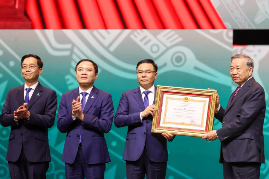 Tổng Bí thư Tô Lâm trao Huân chương Lao động hạng Nhất tặng Tập đoàn công nghiệp - năng lượng Quốc gia Việt Nam. 