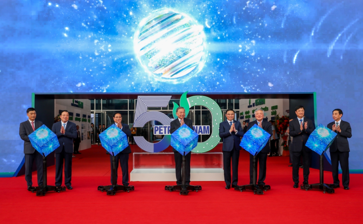 Tổng Bí thư Tô Lâm, Thủ tướng Phạm Minh Chính và các đồng chí lãnh đạo Đảng, Nhà nước thực hiện nghi thức khai mạc triển lãm thành tựu khoa học công nghệ của Tập đoàn Công nghiệp-Năng lượng quốc gia Việt Nam.