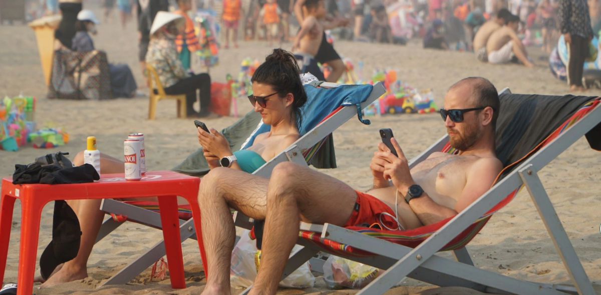 Khách du lịch quốc tế đến biển Sầm Sơn.