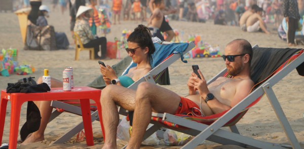 Khách du lịch quốc tế đến biển Sầm Sơn.