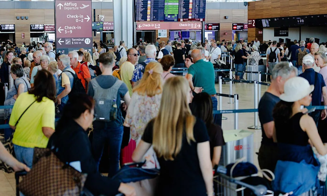 Hành khách xếp hàng chờ làm thủ tục tại Sân bay Brussels sau khi hệ thống bị tin tặc tấn công.