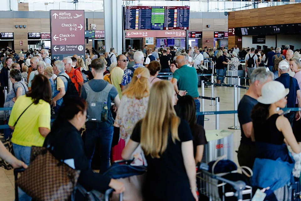 Hành khách xếp hàng chờ làm thủ tục tại Sân bay Brussels sau khi hệ thống bị tin tặc tấn công.