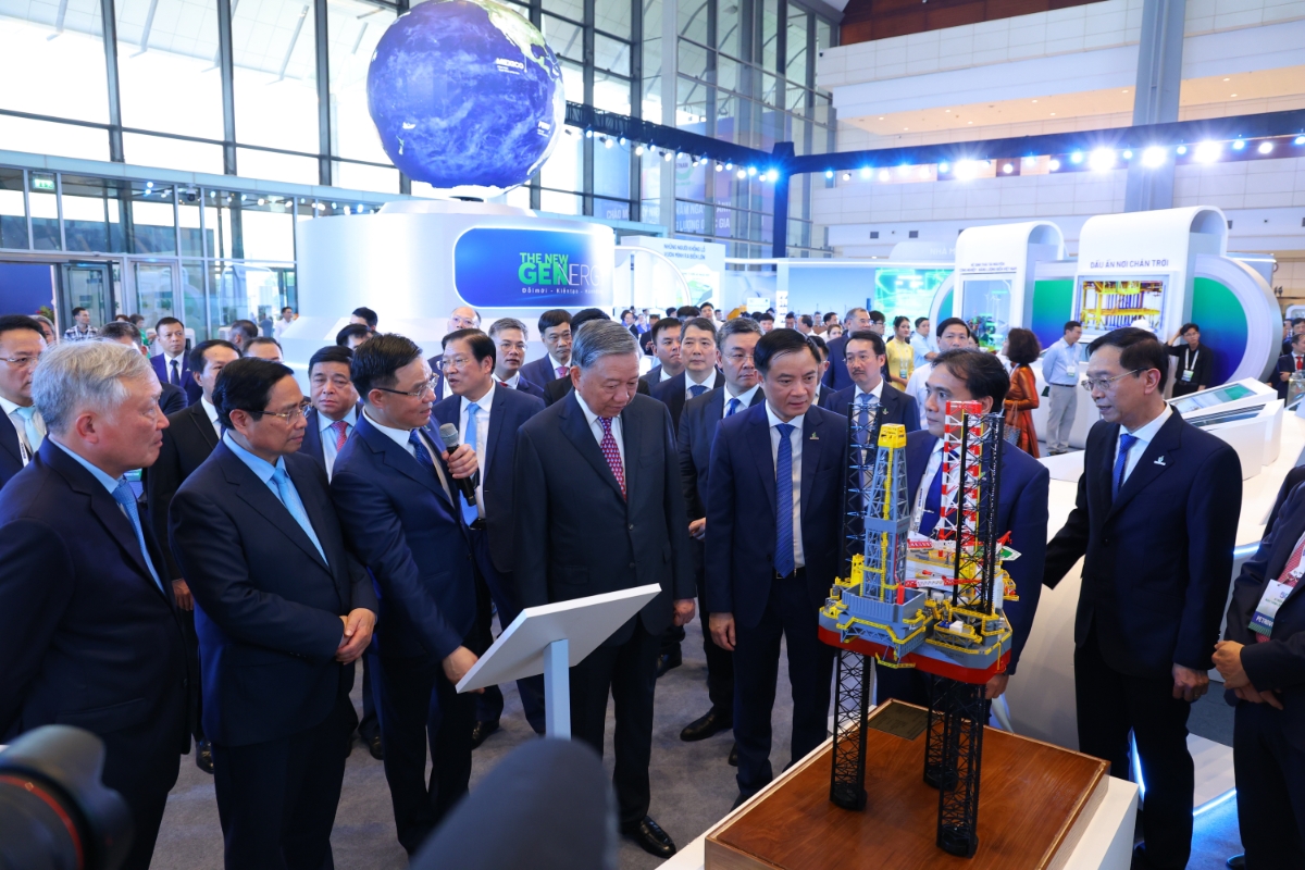 Tổng Bí thư Tô Lâm, Thủ tướng Phạm Minh Chính và các đồng chí lãnh đạo Đảng, Nhà nước tham quan triển lãm thành tựu khoa học công nghệ của Tập đoàn Công nghiệp-Năng lượng quốc gia Việt Nam.