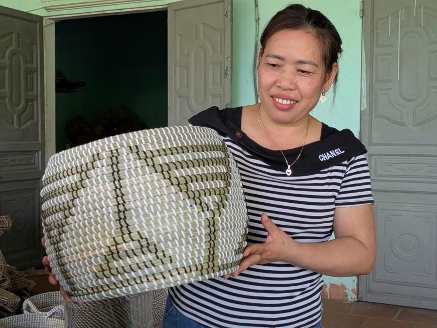Chị Nguyễn Thị Thắm, Giám đốc Hợp tác xã thủ công mỹ nghệ Tân Thọ.