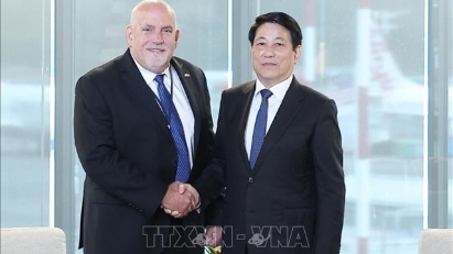 State President Luong Cuong meets Costco CEO in Seattle