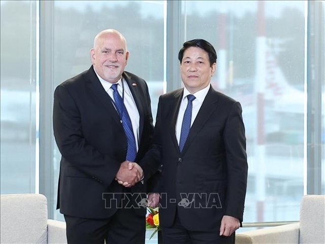 State President Luong Cuong meets Costco CEO in Seattle