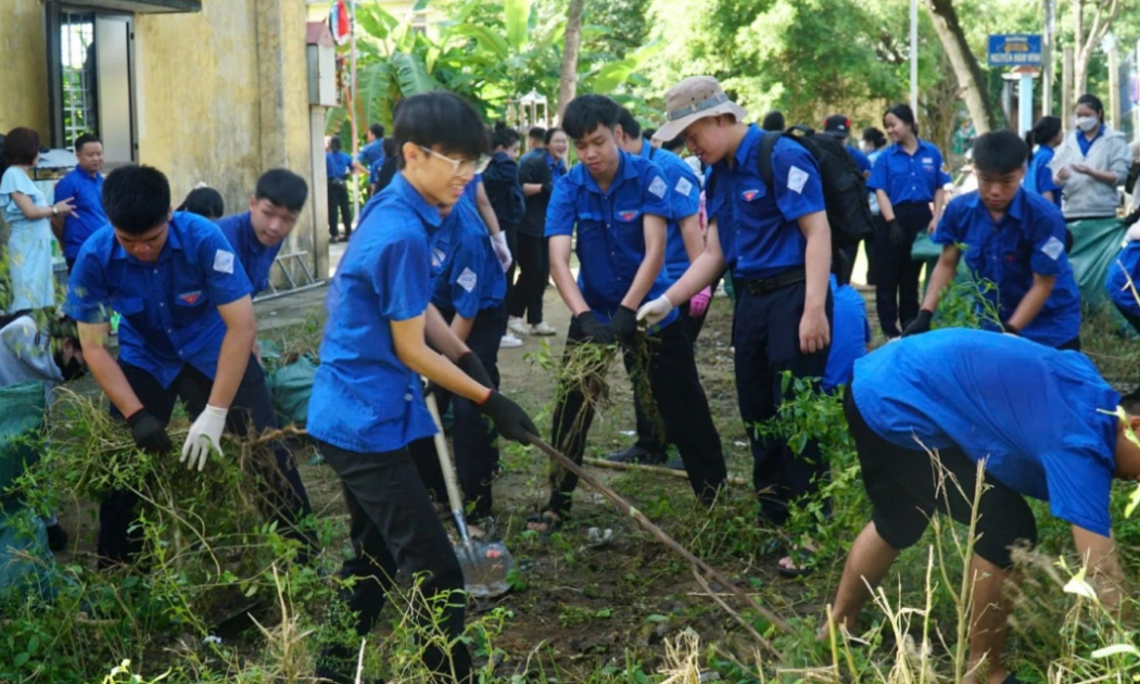 Đoàn viên, thanh niên Huế tích cực dọn vệ sinh làm đẹp cảnh quan sau lễ phát động
