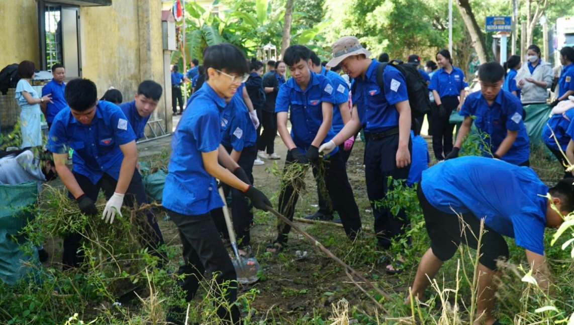 Đoàn viên, thanh niên Huế tích cực dọn vệ sinh làm đẹp cảnh quan sau lễ phát động