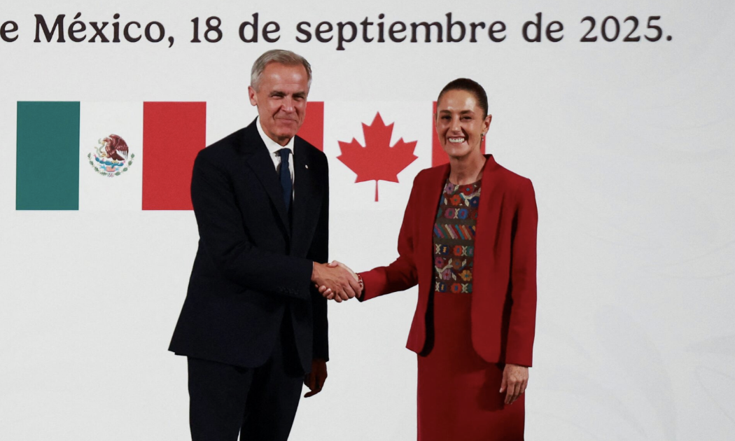 Thủ tướng Canada Mark Carney (trái) và Tổng thống Mexico Claudia Sheinbaum trong cuộc gặp ở Mexico hôm 18/9 - Ảnh: Reuters.