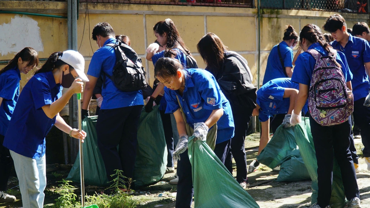 Dịp này, 40 đội hình Thanh niên xung kích bảo vệ môi trường đại diện cho 40 xã, phường tại thành phố Huế cũng đã được thành lập.&nbsp;
