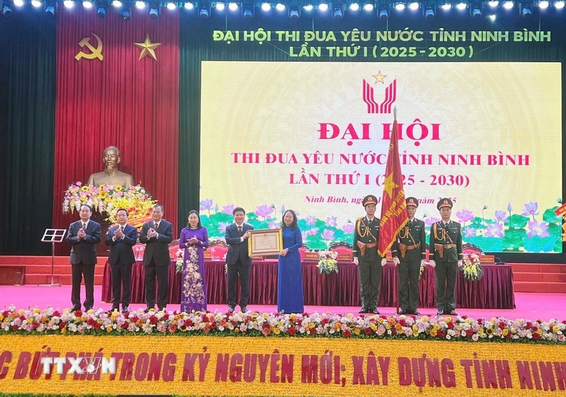 Phó Chủ tịch nước Võ Thị Ánh Xuân, Phó Chủ tịch thứ nhất Hội đồng Thi đua-Khen thưởng Trung ương, trao Huân chương Lao động hạng Nhất của Chủ tịch nước cho tỉnh Ninh Bình. Ảnh: TTXVN. 
