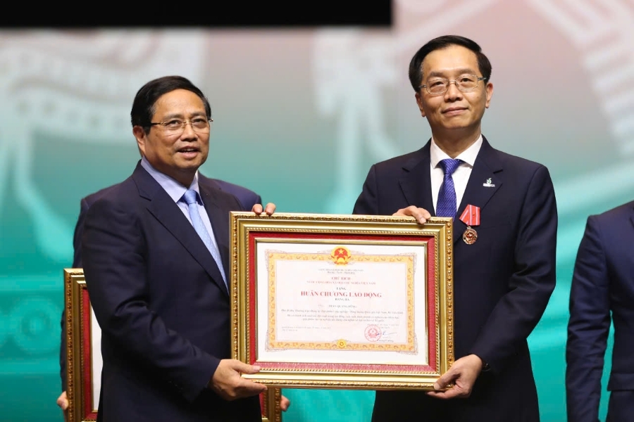 Thủ tướng Chính phủ Phạm Minh Chính trao Huân Chương Lao động hạng ba cho đồng chí Trần Quang Dũng - Phó Bí thư thường trực Đảng ủy.
