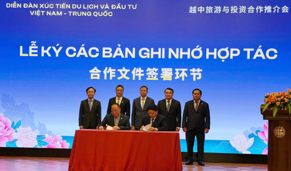 Đại diện lãnh đạo Sở Ngoại vụ tỉnh Quảng Trị và Hội đồng Doanh nghiệp Việt-Trung 2025 ký Biên bản ghi nhớ hợp tác về thương mại và đầu tư. Ảnh: M.T