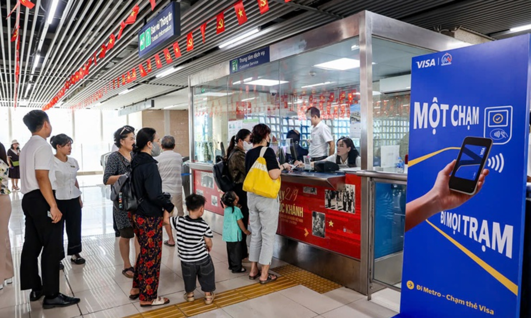  Hành khách thử nghiệm giải pháp định danh, xác thực điện tử và nhận diện sinh trắc học trên toàn tuyến đường sắt đô thị số 2A Cát Linh - Hà Đông. Ảnh: UBND Thành phố Hà Nội.