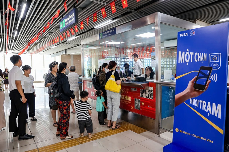  Hành khách thử nghiệm giải pháp định danh, xác thực điện tử và nhận diện sinh trắc học trên toàn tuyến đường sắt đô thị số 2A Cát Linh - Hà Đông. Ảnh: UBND Thành phố Hà Nội.