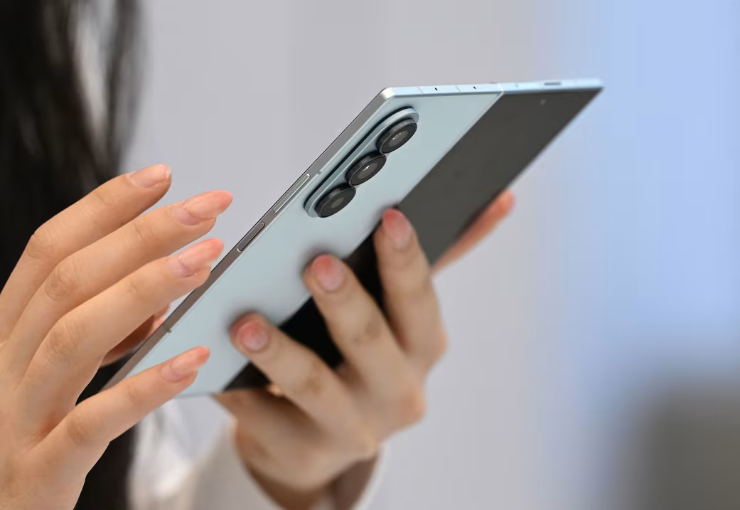 Ảnh chụp chiếc điện thoại thông minh Samsung Galaxy Z Fold7 tại Seoul