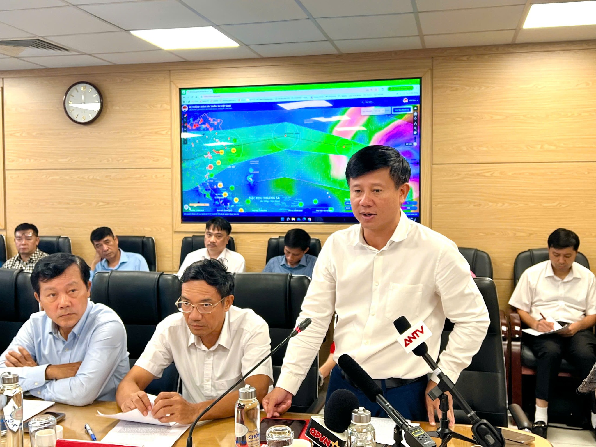 Ông Phạm Đức Luận: "Hiện miền Bắc có gần 500.000 ha lúa đã trổ và chắc xanh, nguy cơ thiệt hại lớn nếu gặp mưa to, gió lớn".