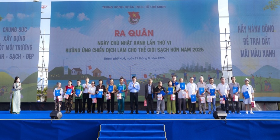 Song song với hoạt động môi trường, Ban Tổ chức cũng trao 20 phần quà cho gia đình có công với cách mạng, tặng 30 xe đạp cho học sinh vượt khó.