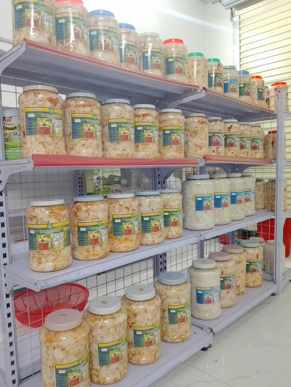 Măng khô, măng muối ớt, măng chua… từ Quan Sơn, Quan Hóa đã có mặt tại Hà Nội, Hải Phòng, Nam Định, Hòa Bình và dần tìm chỗ đứng ở các tỉnh phía Nam. Ảnh: Ngọc Huấn