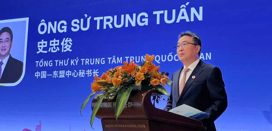 Ông Sử Trung Tuấn, Tổng Thư ký Trung tâm Trung Quốc – ASEAN, phát biểu tại Diễn đàn. Ảnh: Phan Tú
