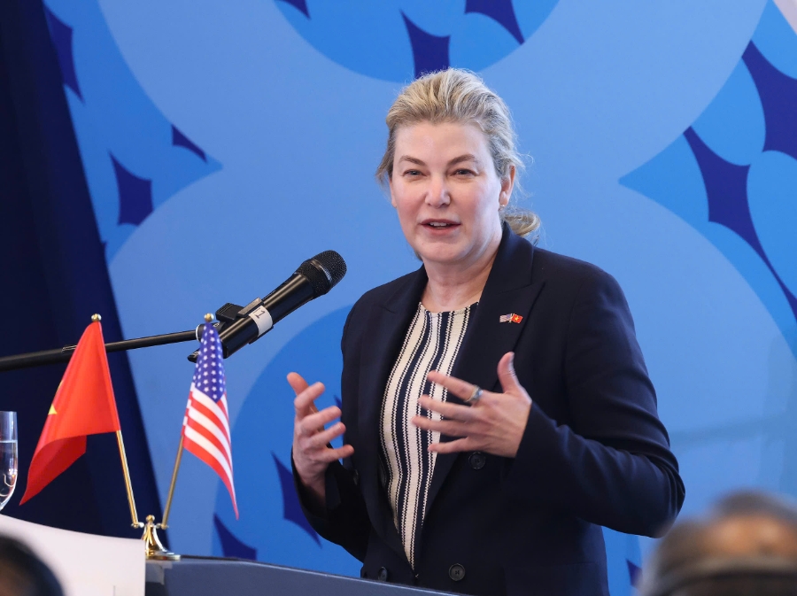 Bà Stephanie Pope, Chủ tịch kiêm Tổng giám đốc Boeing Commercial Airplanes chúc mừng tàu bay Boeing đầu tiên của Vietjet.