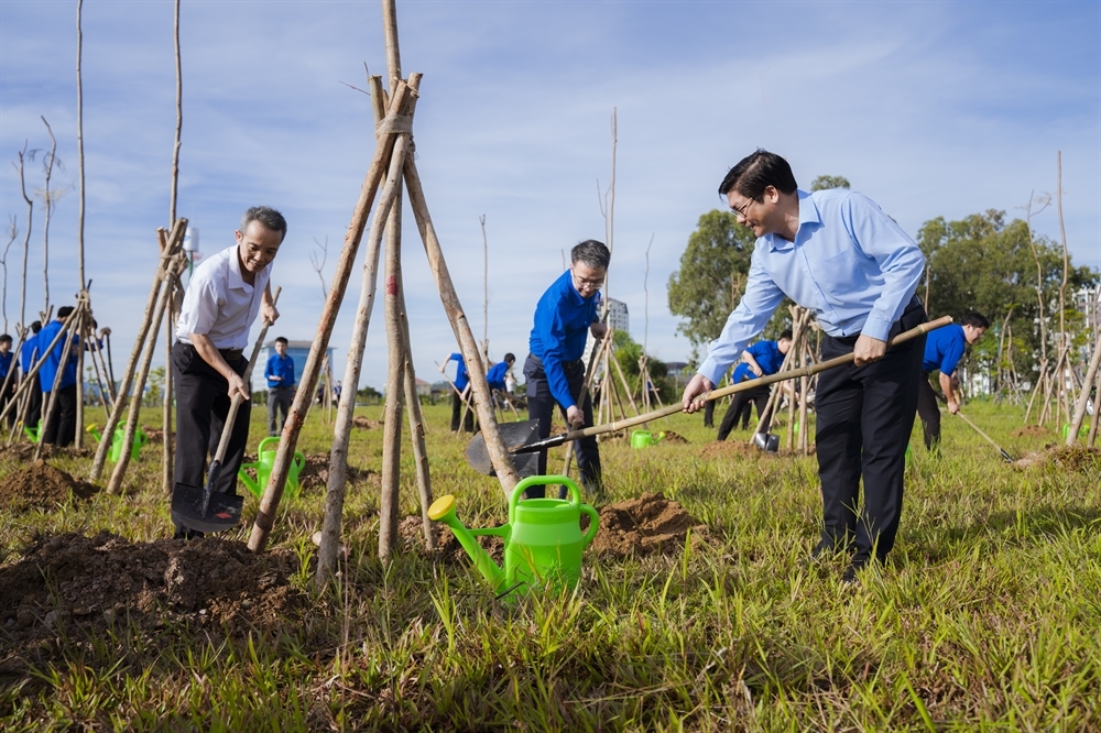 Các đại biểu trồng cây xanh tại chương trình ra quân.

