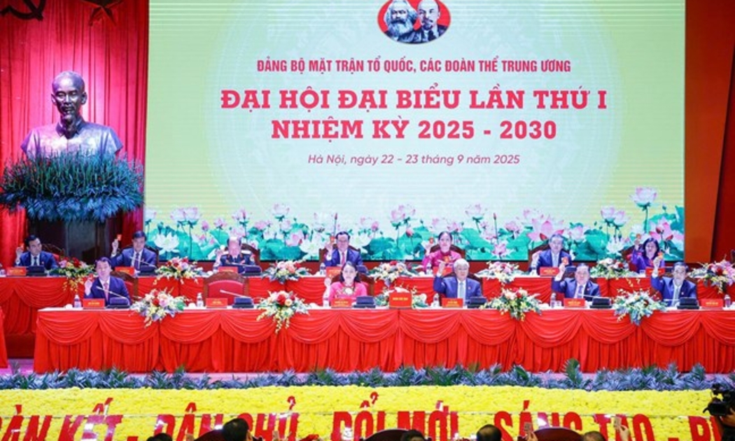  Đại biểu biểu quyết thông qua Chương trình, Nội quy, Quy chế làm việc của Đại hội.
