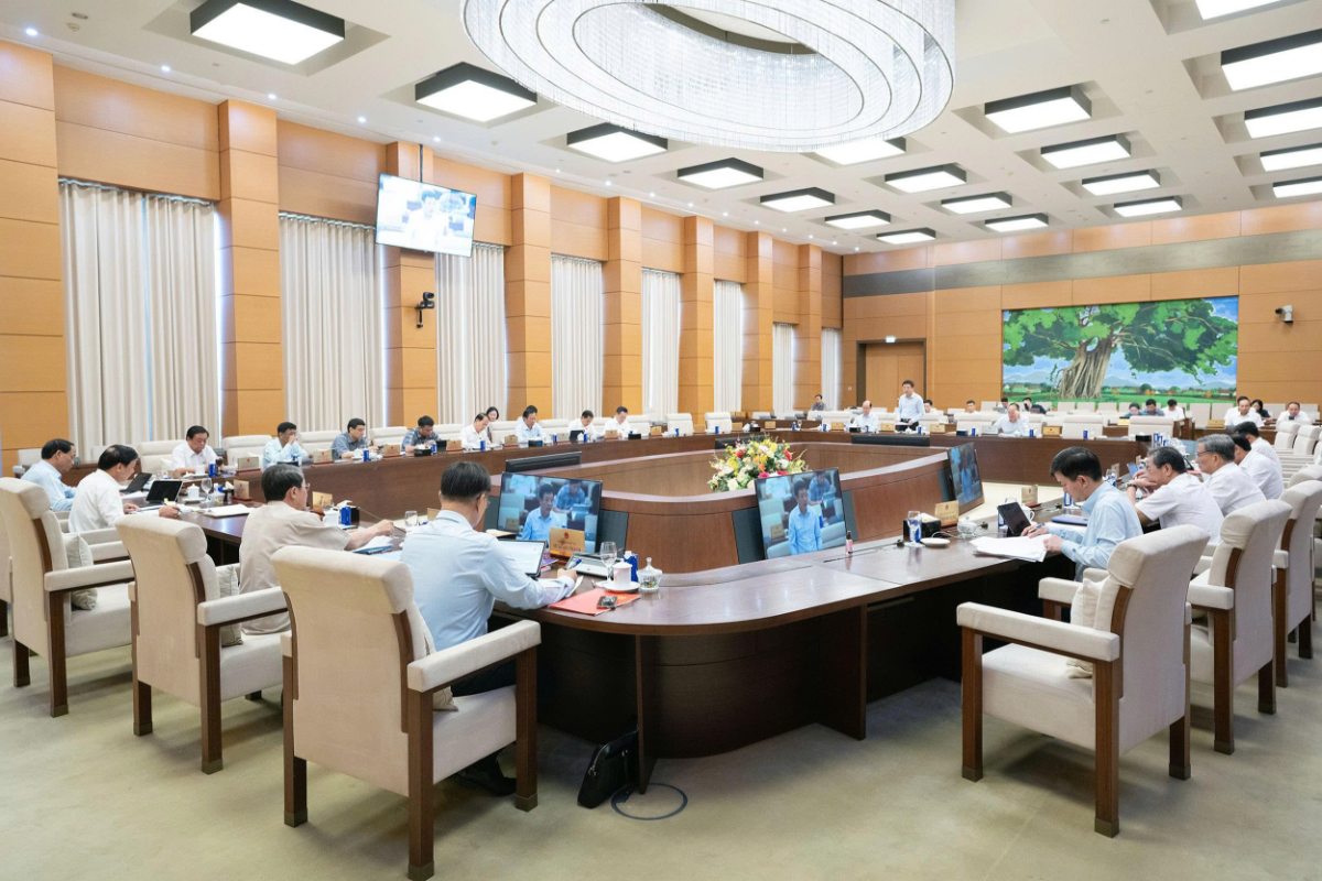 Phiên họp thứ 49 để thảo luận về dự án Luật Thương mại điện tử. Ảnh: Quốc hội