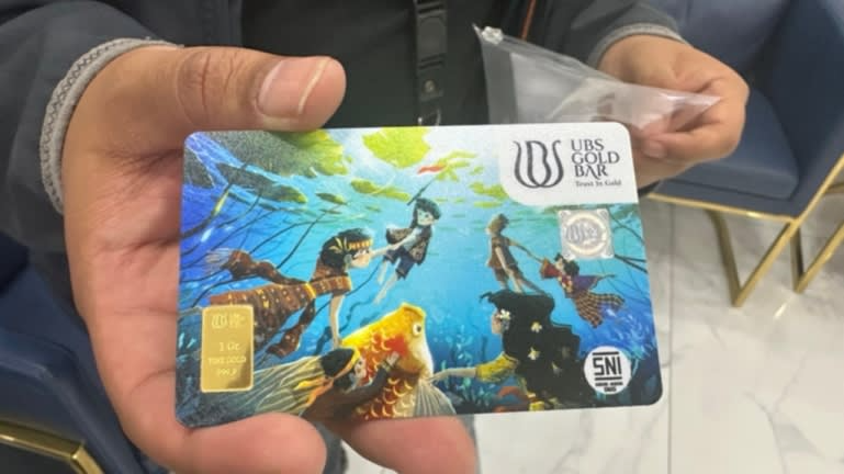 Miếng vàng 1 gram được bán tại một cửa hàng ở thủ đô Jakarta, Indonesia - Ảnh: Nikkei Asia