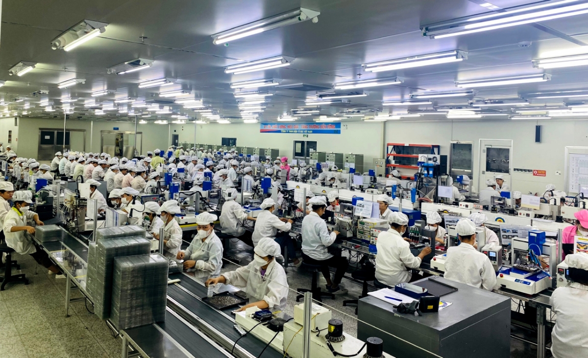 Công nhân làm việc tại Nhà máy sản xuất linh kiện điện tử BSE ở Khu kinh tế Đông Nam (Nghệ An).