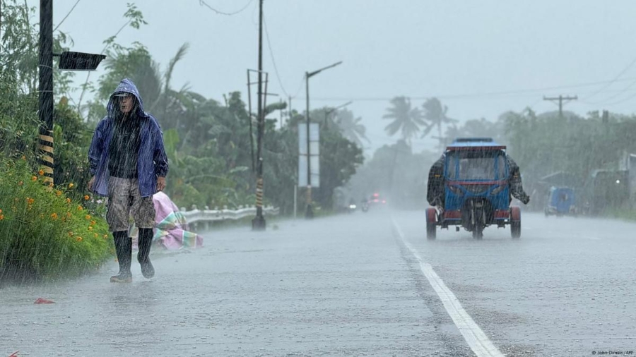 Tại Philippines, ngành du lịch đã tạm ngưng các tour, đóng cửa metro và điểm tham quan ở khu vực bị ảnh hưởng.