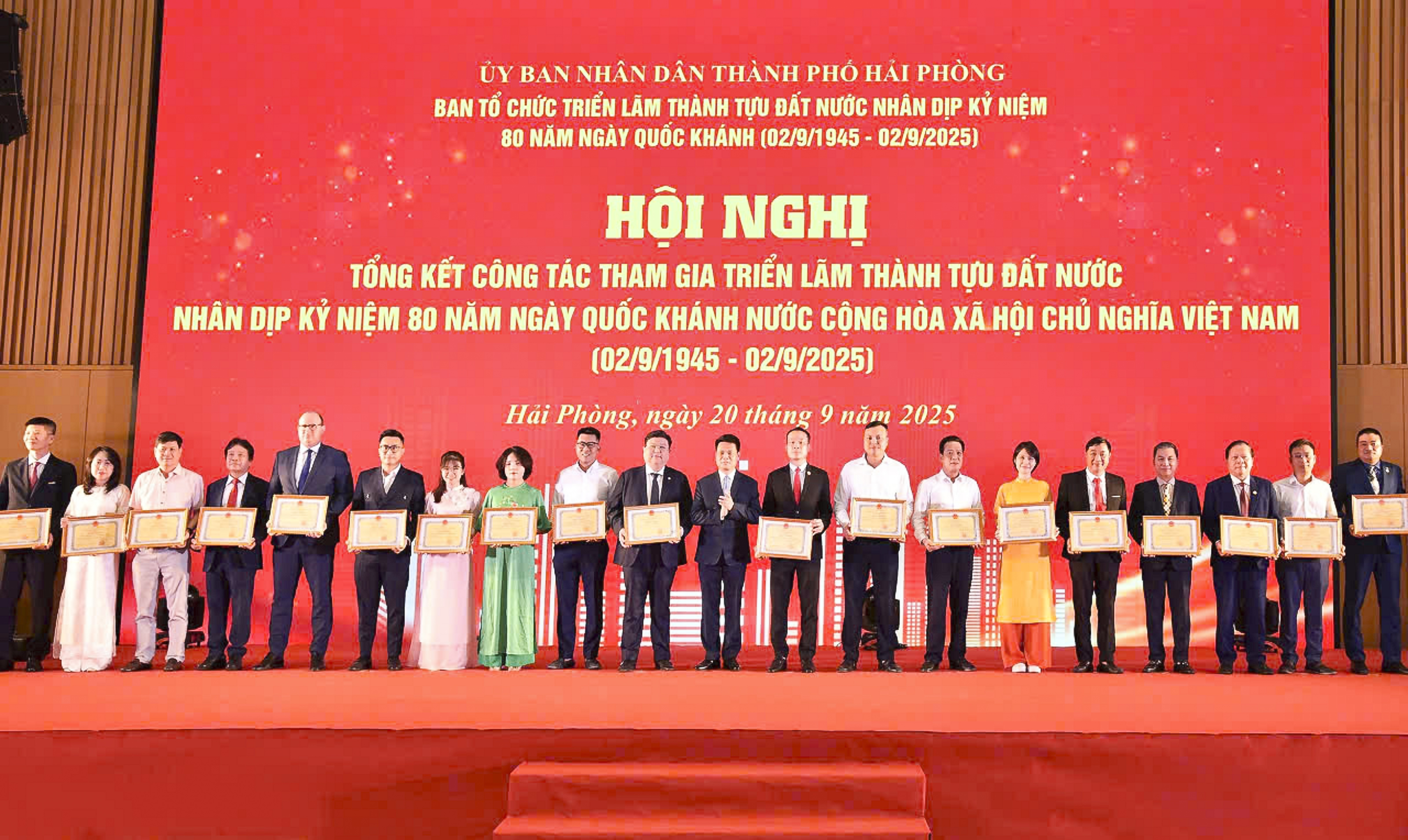 UBND TP Hải Phòng tặng Bằng khen cho tập thể, cá nhân có thành tích tại Triễn lãm A80