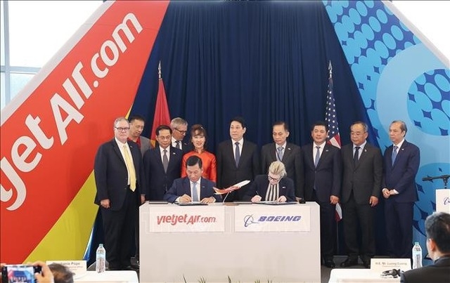 First of 200-aircraft contract between Vietjet and Boeing handed over