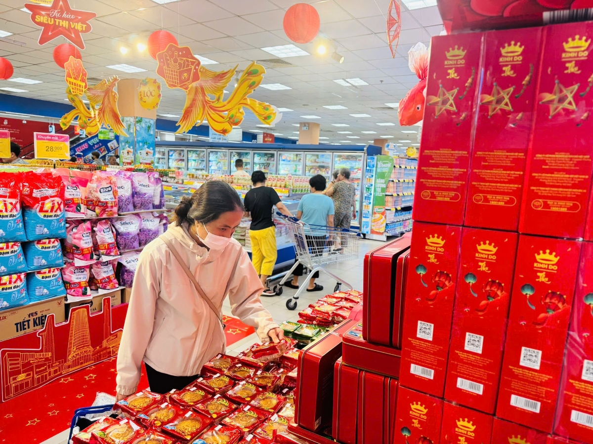 Từ nay đến hết tháng 9, các hệ thống siêu thị đồng loạt chú trọng giảm giá các mặt hàng phục vụ Tết Trung thu.