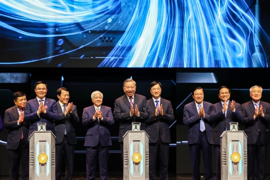 Tổng Bí thư Tô Lâm và các đồng chí lãnh đạo Đảng, Nhà nước thực hiện nghi thức khởi động chương trình Stem Innovation Petrovietnam.&nbsp;