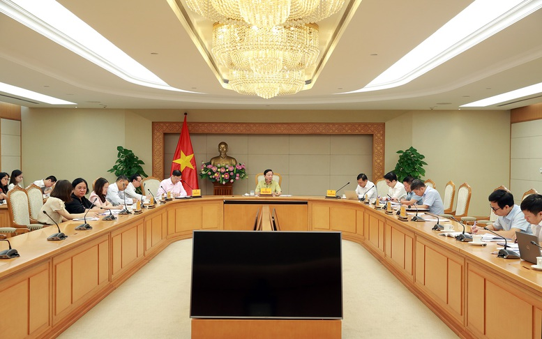 Phó Thủ tướng yêu cầu Bộ Nông nghiệp và Môi trường, Bộ Xây dựng, Bộ Tài chính khẩn trương tiếp thu đầy đủ, hoàn thiện dự thảo Nghị định, trình Chính phủ lấy ý kiến, đồng thời báo cáo Ủy ban Thường vụ Quốc hội, trước khi Thủ tướng Chính phủ ký ban hành. (Ảnh:VGP).