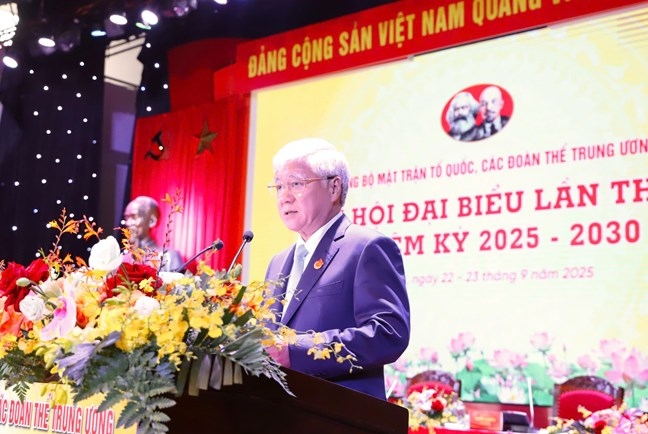 Đồng chí Đỗ Văn Chiến, Ủy viên Bộ Chính trị, Bí thư Trung ương Đảng, Bí thư Đảng ủy Mặt trận Tổ quốc, các đoàn thể Trung ương, Chủ tịch Ủy ban Trung ương Mặt trận Tổ quốc Việt Nam, điều hành biểu quyết thông qua danh sách Đoàn Chủ tịch, Đoàn Thư ký và Ban Thẩm tra tư cách đại biểu.