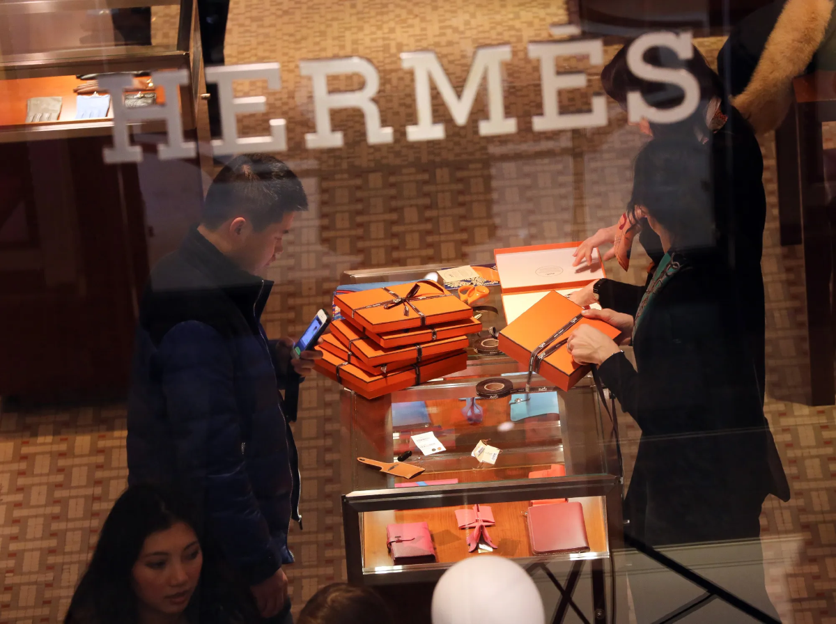 Hermès đã biến trải nghiệm mua sắm xa xỉ thành một “trò chơi” độc quyền.