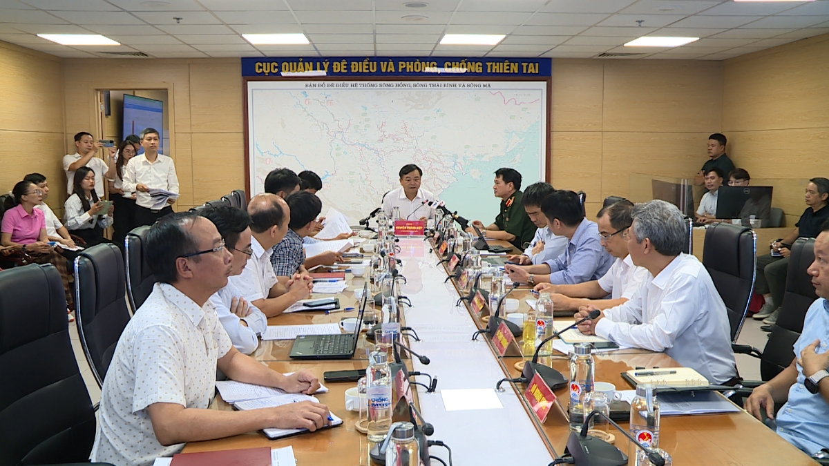 Cuộc họp ứng phó với siêu bão RAGASA diễn ra dưới sự chủ trì của ông Nguyễn Hoàng Hiệp - Thứ trưởng Bộ Nông nghiệp và Môi trường.