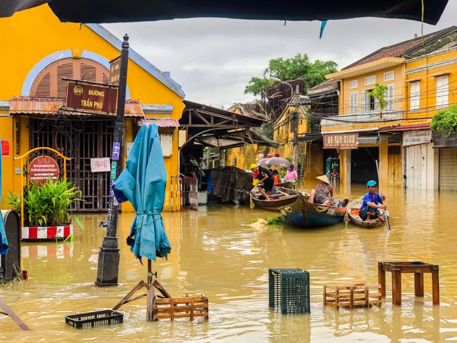 Tại Việt Nam, người dân cần theo dõi thường xuyên các bản tin dự báo để cập nhật diễn biến mới nhất của siêu bão Ragasa.