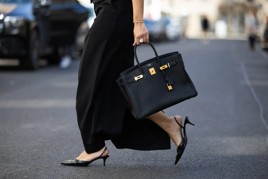 Sự  độc quyền, khan hiếm và tính biểu tượng của chiếc túi Hermès Birkin khiến việc tìm kiếm một sản phẩm thay thế hoàn hảo trở nên khó khăn.