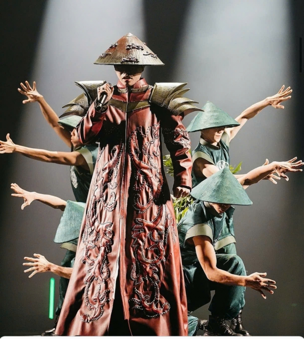 Đức Phúc biểu diễn tiết mục 